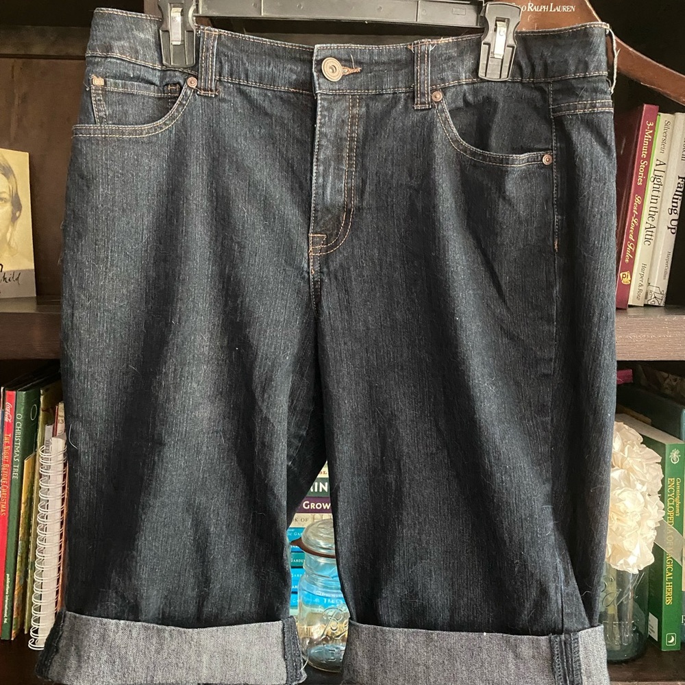Bandolino dark wash jean shorts size 12